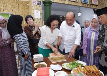 Surya Burhanuddin (lima dari kiri) dan Sjenny Burhanuddin (empat dari kiri) melakukan potong kue di sela acara. Foto-foto: rubianto (tugumalang.id)