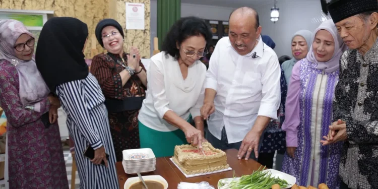 Surya Burhanuddin (lima dari kiri) dan Sjenny Burhanuddin (empat dari kiri) melakukan potong kue di sela acara. Foto-foto: rubianto (tugumalang.id)