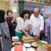 Surya Burhanuddin (lima dari kiri) dan Sjenny Burhanuddin (empat dari kiri) melakukan potong kue di sela acara. Foto-foto: rubianto (tugumalang.id)
