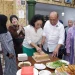 Surya Burhanuddin (lima dari kiri) dan Sjenny Burhanuddin (empat dari kiri) melakukan potong kue di sela acara. Foto-foto: rubianto (tugumalang.id)