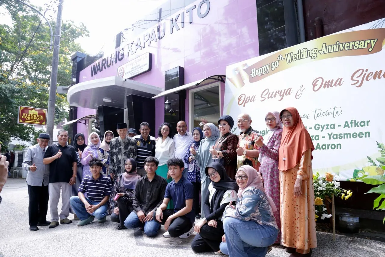 Para peserta undangan tasyakuran pernikahan Surya dan Sjenny foto bersama di sela acara. Foto-foto: Rubianto.