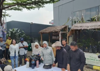 Dosen Fakultas Peternakan Unikama, Dr. Ir. Tri Ida Wahyu Kustyorini S.Pt., MP., IPM., ASEAN Eng., memberikan edukasi pengolahan limbah makanan. (Foto/M Sholeh)