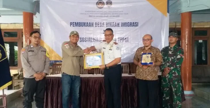 Kantor Imigrasi Kelas I TPI Malang lakukan sosialisasi di Bantur Kabuaten Malang. Foto/dok