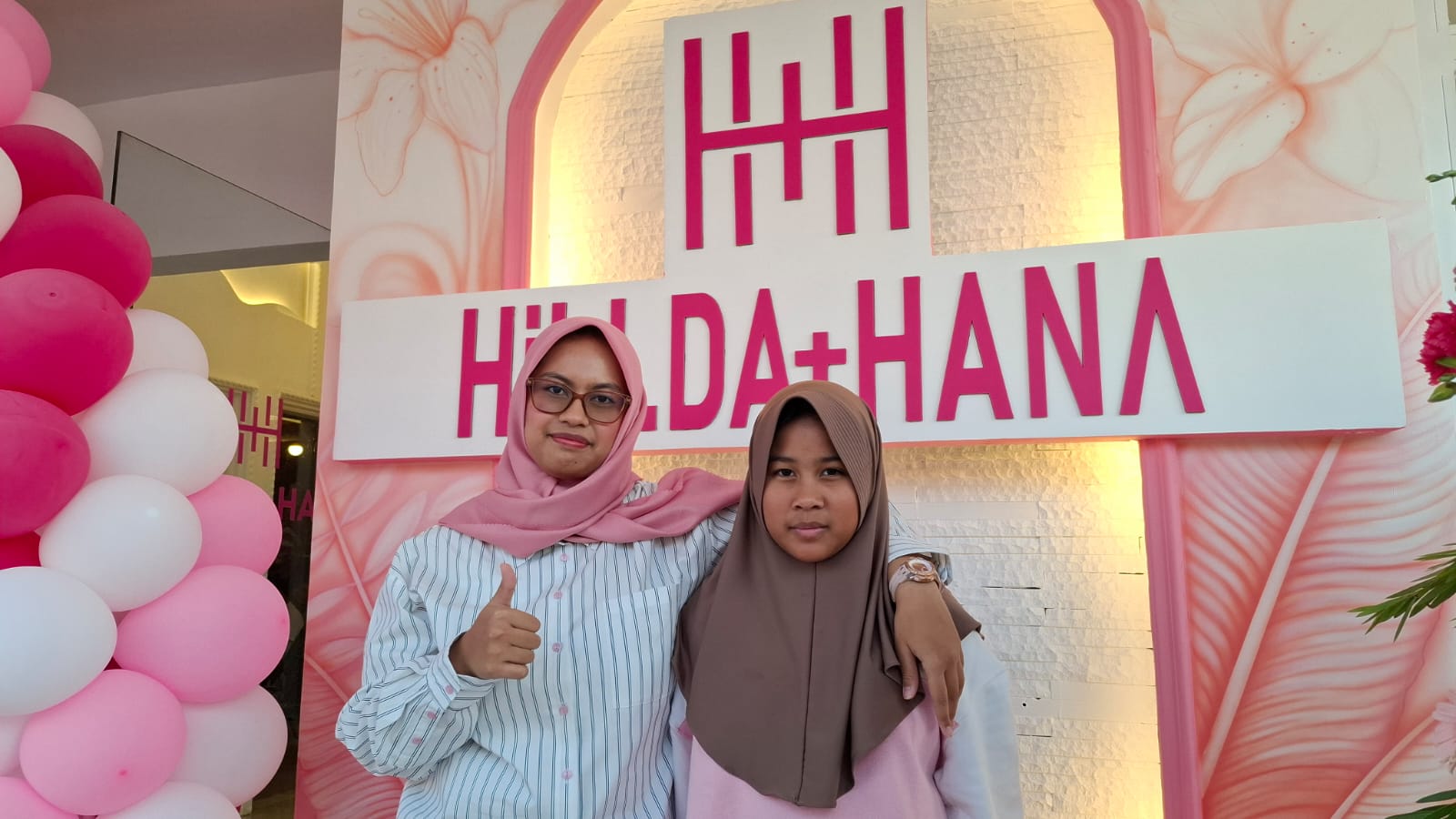 Hillda dan Hana, memupuk semangat wirausaha sejak usia belia. Foto: Azmy