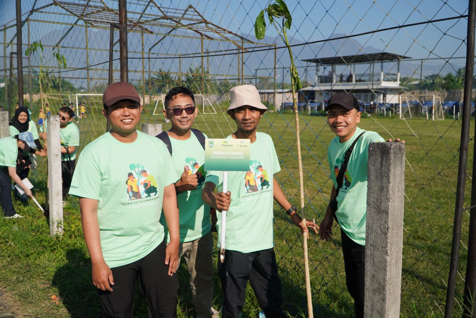 Pegadaian Kanwil XII Surabaya tanam pohon di Malang. Foto/dok. Pegadaian