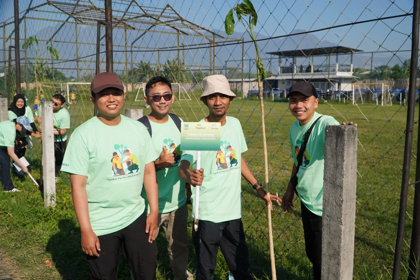 Pegadaian Kanwil XII Surabaya tanam pohon di Malang. Foto/dok. Pegadaian
