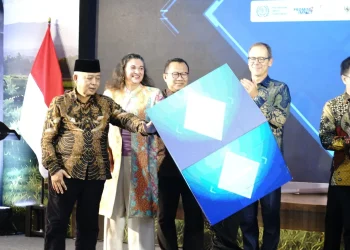 Bupati Malang, Sanusi (paling kiri) turut meresmikan peluncuran sistem ERP sapi perah. Foto: Pemkab Malang