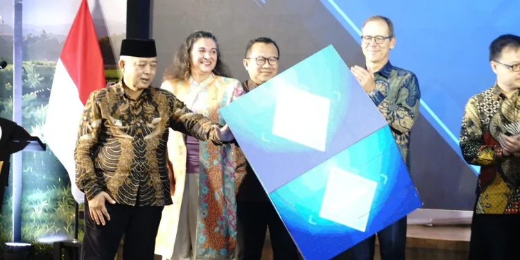 Bupati Malang, Sanusi (paling kiri) turut meresmikan peluncuran sistem ERP sapi perah. Foto: Pemkab Malang