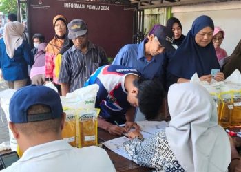 Penyaluran beras dan migor oleh Bulog Malang. Foto: Azmy