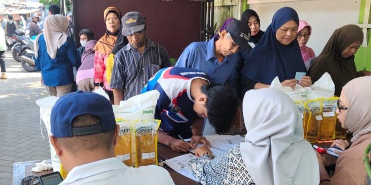 Penyaluran beras dan migor oleh Bulog Malang. Foto: Azmy