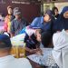 Penyaluran beras dan migor oleh Bulog Malang. Foto: Azmy