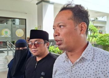 Gus Idris (tengah) didampingi kuasa hukumnya (kanan). Foto: Aisyah Nawangsari Putri