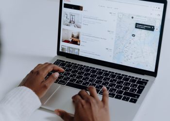 Ilustrasi mencari informasi kost di Malang secara daring. (Foto: Pexels)