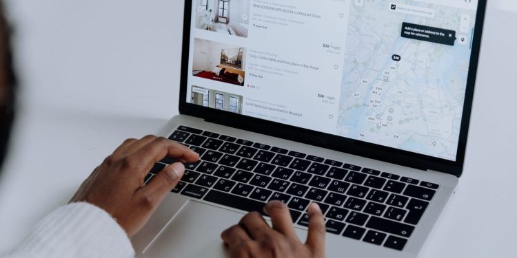Ilustrasi mencari informasi kost di Malang secara daring. (Foto: Pexels)