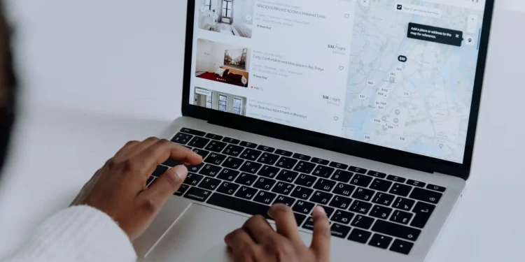 Ilustrasi mencari informasi kost di Malang secara daring. (Foto: Pexels)