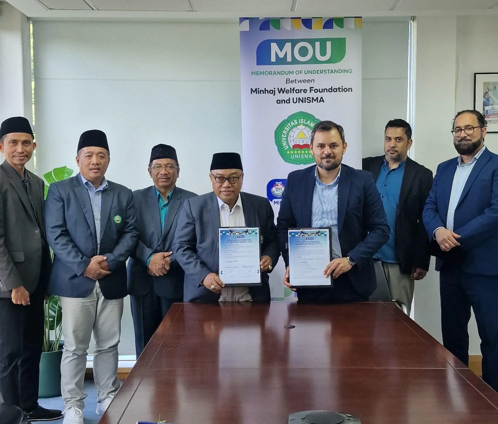Rektor Unisma Prof. Junaidi resmi menjalin kerja sama dengan Minhaj Welfare Foundation Manchester Inggris. Foto: Dok