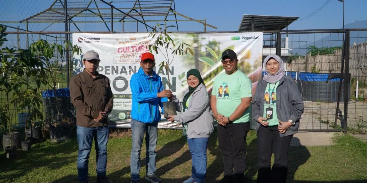 Pegadaian Kanwil XII Surabaya tanam pohon di Malang. Foto/dok. Pegadaian