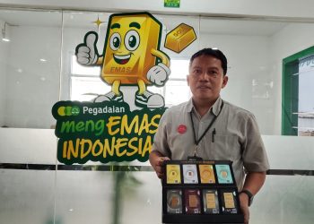 Manager Bisnis Pegadaian Cabang Malang, Jarwadi menunjukkan produk emas yang mulai diminati generasi muda. (Foto/M Sholeh)