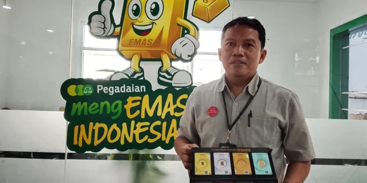 Manager Bisnis Pegadaian Cabang Malang, Jarwadi menunjukkan produk emas yang mulai diminati generasi muda. (Foto/M Sholeh)