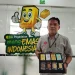 Manager Bisnis Pegadaian Cabang Malang, Jarwadi menunjukkan produk emas yang mulai diminati generasi muda. (Foto/M Sholeh)