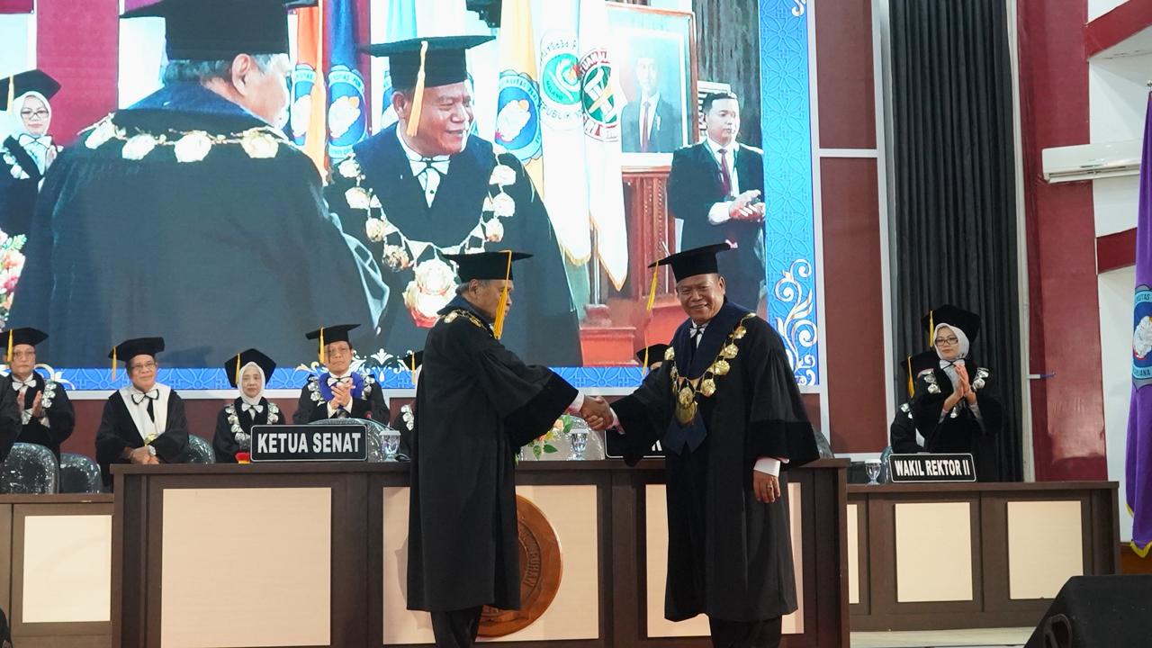Rektor Unikama, Prof. Dr. Sudi Dul Aji, M.Si., dikukuhkan sebagai Guru Besar bidang Teknologi dan Inovasi Pembelajaran Fisika (dok. Unikama)