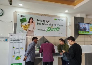 Nasabah mengakses pelayanan di Pegadaian Malang (M Sholeh)