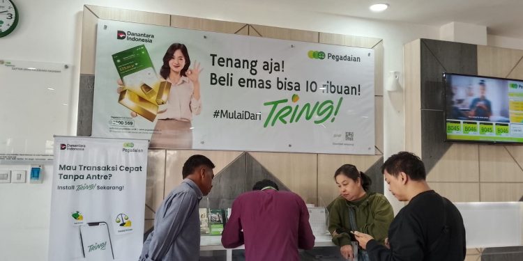 Nasabah mengakses pelayanan di Pegadaian Malang (M Sholeh)