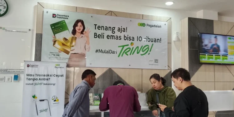 Nasabah mengakses pelayanan di Pegadaian Malang (M Sholeh)