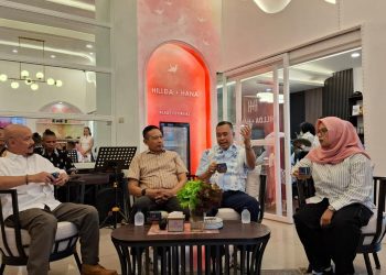 Wali Kota Malang Wahyu Hidayat bersama Arie Arifin dan Owner Hilda + Hana Bakery Hillda Naura Ashilah saat ngopi bareng. Foto: Azmy