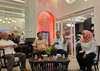 Wali Kota Malang Wahyu Hidayat bersama Arie Arifin dan Owner Hilda + Hana Bakery Hillda Naura Ashilah saat ngopi bareng. Foto: Azmy