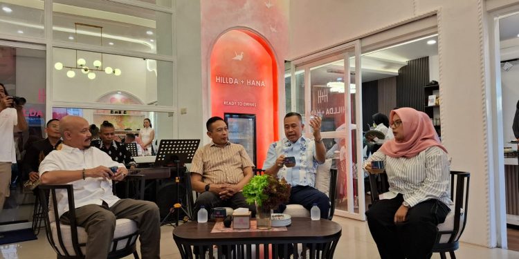 Wali Kota Malang Wahyu Hidayat bersama Arie Arifin dan Owner Hilda + Hana Bakery Hillda Naura Ashilah saat ngopi bareng. Foto: Azmy