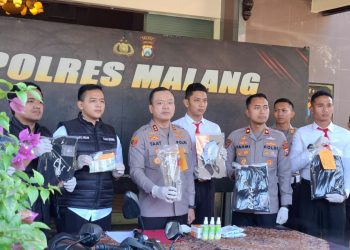 Polisi menunjukkan barang bukti yang diamankan saat penyekatan. Foto: Aisyah Nawangsari Putri