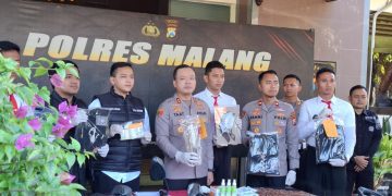 Polisi menunjukkan barang bukti yang diamankan saat penyekatan. Foto: Aisyah Nawangsari Putri