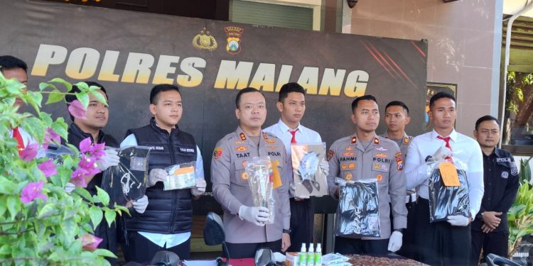 Polisi menunjukkan barang bukti yang diamankan saat penyekatan. Foto: Aisyah Nawangsari Putri