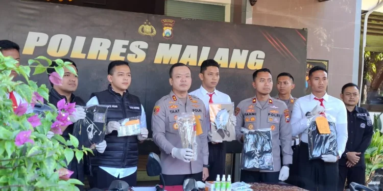 Polisi menunjukkan barang bukti yang diamankan saat penyekatan. Foto: Aisyah Nawangsari Putri