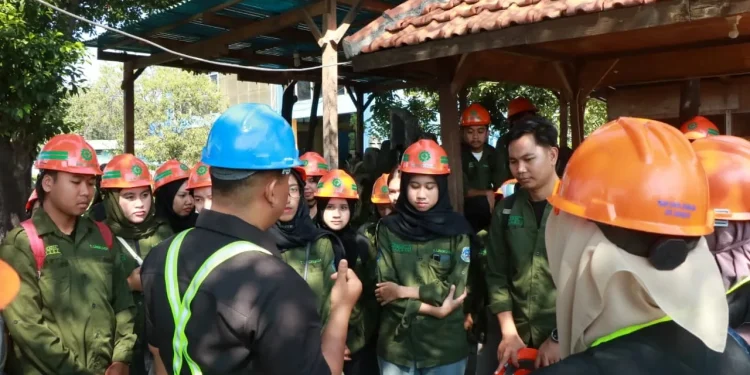 Mahasiswa ITN Malang di ePLTSa Bnowo Surabaya. Foto/dok. ITN Malang