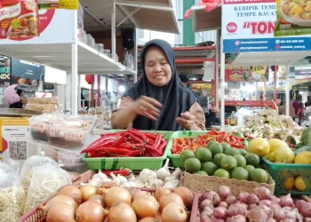 Pedagang kebutuhan pokok yang ada di pasar tradisional Kota Malang (M Sholeh)
