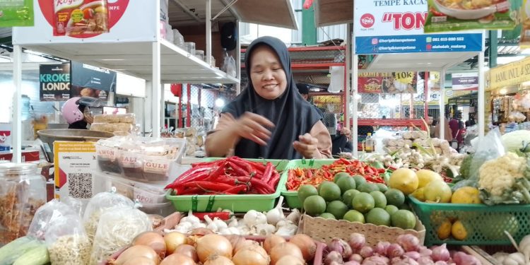 Pedagang kebutuhan pokok yang ada di pasar tradisional Kota Malang (M Sholeh)