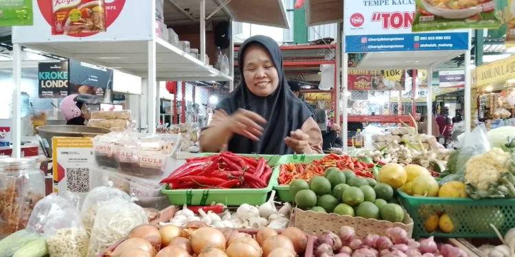 Pedagang kebutuhan pokok yang ada di pasar tradisional Kota Malang (M Sholeh)