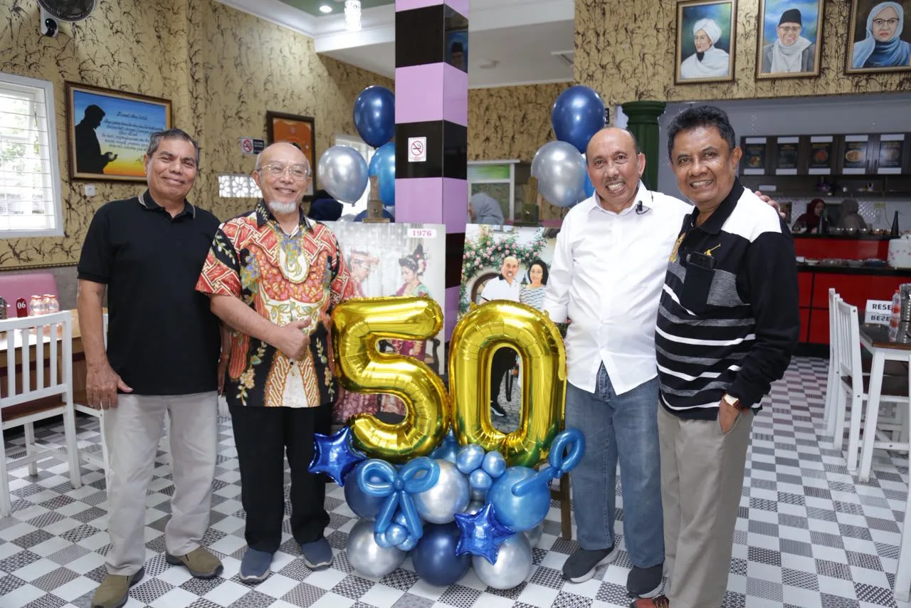 Surya Burhanuddin (dua dari kanan) foto bersama para undangan.