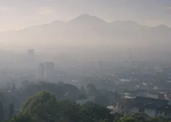 Prakiraan cuaca Malang, khususnya di wilayah Kota Malang pada Jumat, 12 Juni 2026 diperkirakan dominan udara kabur. /Foto: Ilustrasi dibuat dengan AI.