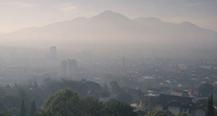 Prakiraan cuaca Malang, khususnya di wilayah Kota Malang pada Jumat, 12 Juni 2026 diperkirakan dominan udara kabur. /Foto: Ilustrasi dibuat dengan AI.