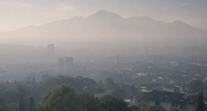 Prakiraan cuaca Malang, khususnya di wilayah Kota Malang pada Jumat, 12 Juni 2026 diperkirakan dominan udara kabur. /Foto: Ilustrasi dibuat dengan AI.