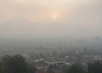 Prakiraan cuaca Malang, terutama di wilayah Kota Malang pada hari Jumat, 5 Juni 2026 diperkirakan dalam kondisi udara kabur sepanjang hari. /Foto: Ilustrasi dibuat dengan AI.