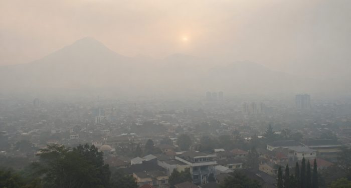 Prakiraan cuaca Malang, terutama di wilayah Kota Malang pada hari Jumat, 5 Juni 2026 diperkirakan dalam kondisi udara kabur sepanjang hari. /Foto: Ilustrasi dibuat dengan AI.