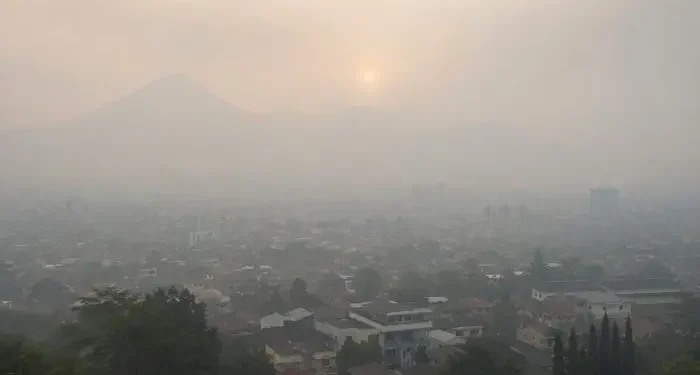 Prakiraan cuaca Malang, terutama di wilayah Kota Malang pada hari Jumat, 5 Juni 2026 diperkirakan dalam kondisi udara kabur sepanjang hari. /Foto: Ilustrasi dibuat dengan AI.