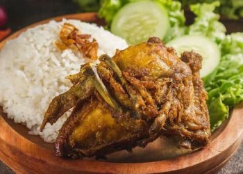 Rekomendasi ayam goreng di Malang yang cita rasanya sudah melegenda dan wajib dicoba oleh para pecinta kuliner. /Foto: Pinterest/Sarieayu