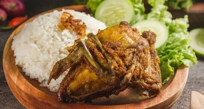 Rekomendasi ayam goreng di Malang yang cita rasanya sudah melegenda dan wajib dicoba oleh para pecinta kuliner. /Foto: Pinterest/Sarieayu