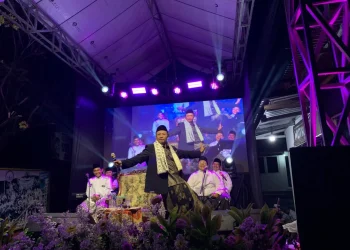 Dr (C) KH Abdullah Sam S.Psi, M.Pd saat menyampaikan ceramah dengan gaya khasnya di Kampung Sanan, Purwantoro, Blimbing, Kota Malang, Senin malam (23/6/2026). Foto: Irham Thoriq