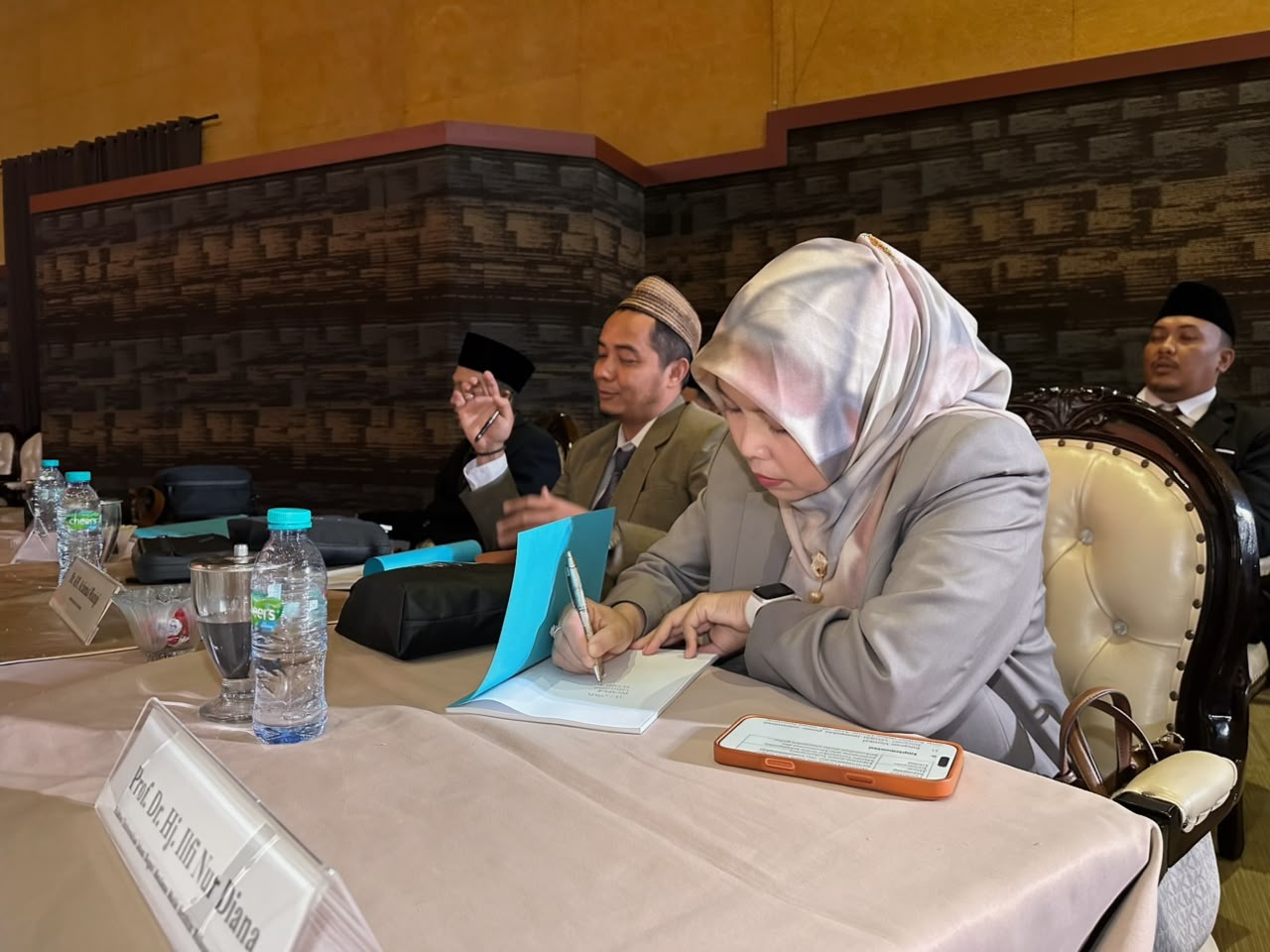 Rektor UIN Malang Prof Ilfi Nur Diana saat menghadiri ujian doktor terbuka pengasuh Tebuireng di UNAIR. Foto/dok UIN Malang